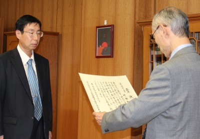 若井学長から表彰される最優秀賞の竹田和夫氏